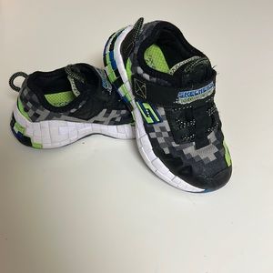 Sketchers “megacraft” little boys shoes.  Size 10